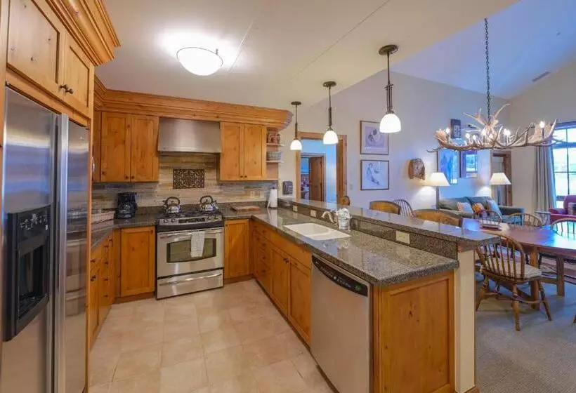 בית מלון כפרי The Lodge At Mountaineer Square