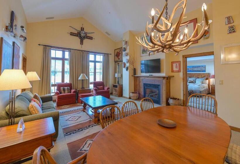 בית מלון כפרי The Lodge At Mountaineer Square