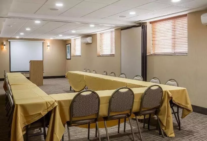 בית מלון כפרי The Staten Island Inn