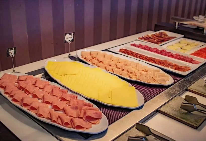 هتل Yit Via Sevilla Mairena