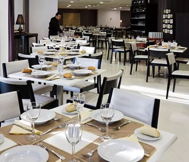 هتل Yit Via Sevilla Mairena