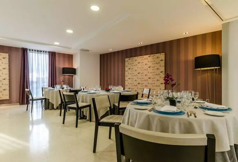 هتل Yit Via Sevilla Mairena