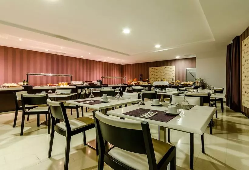 هتل Yit Via Sevilla Mairena