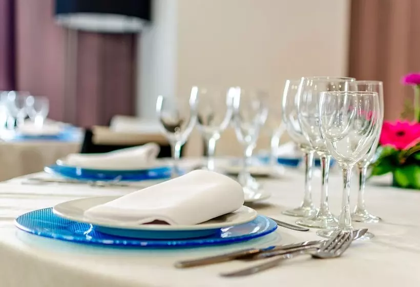 هتل Yit Via Sevilla Mairena