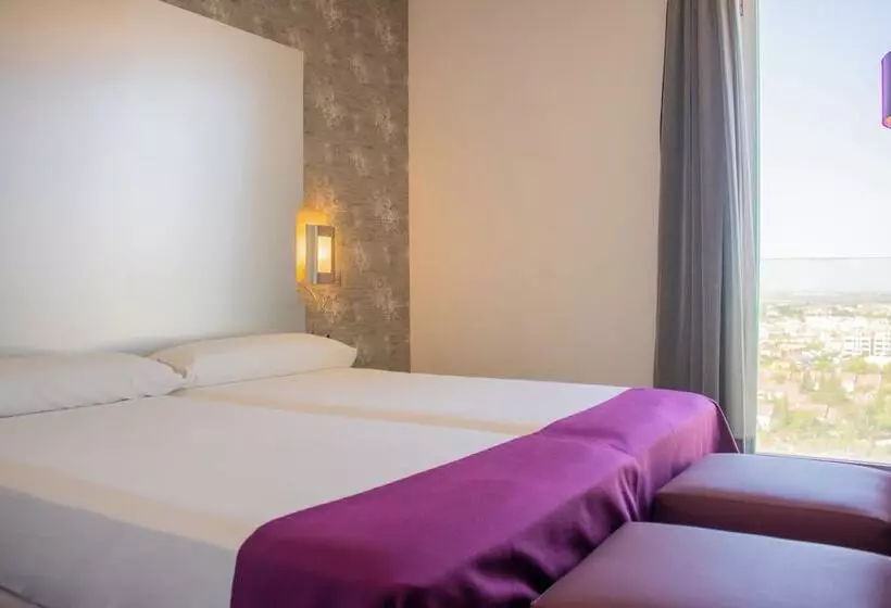 هتل Yit Via Sevilla Mairena