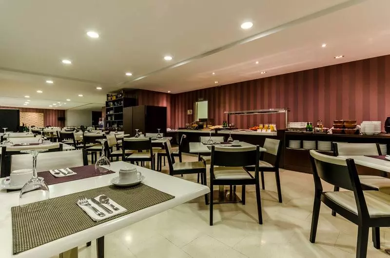 هتل Yit Via Sevilla Mairena