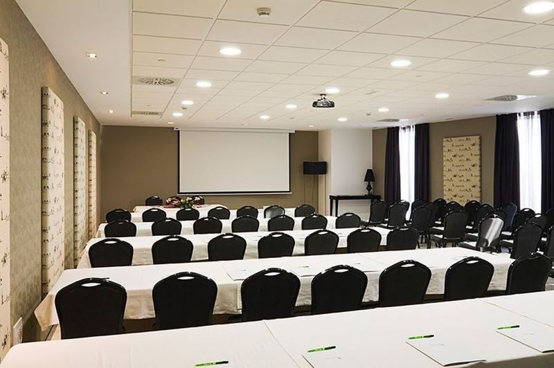 ホテル Yit Via Sevilla Mairena