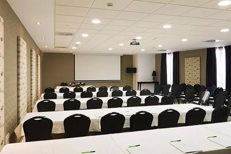 هتل Yit Via Sevilla Mairena