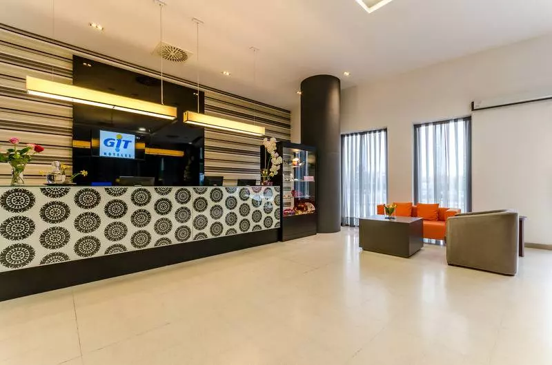 هتل Yit Via Sevilla Mairena