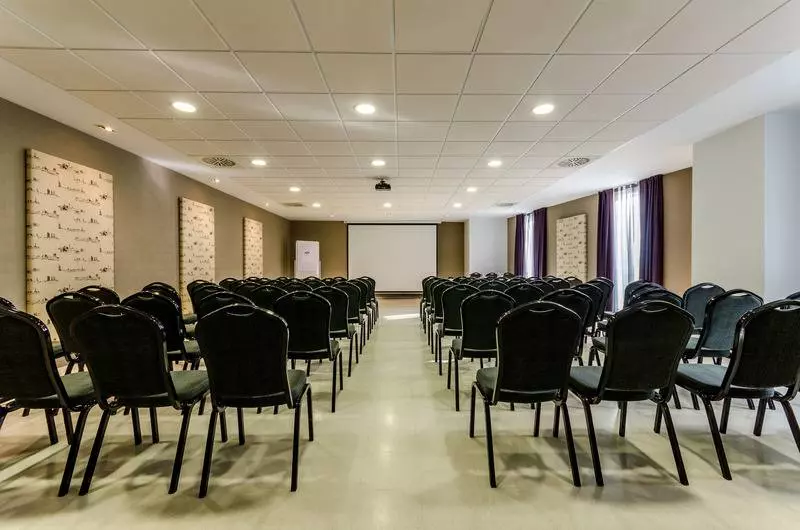 هتل Yit Via Sevilla Mairena