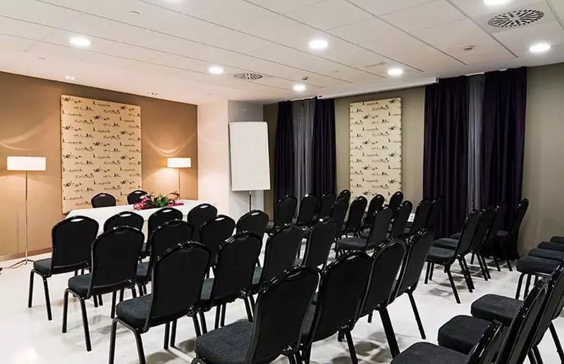 هتل Yit Via Sevilla Mairena