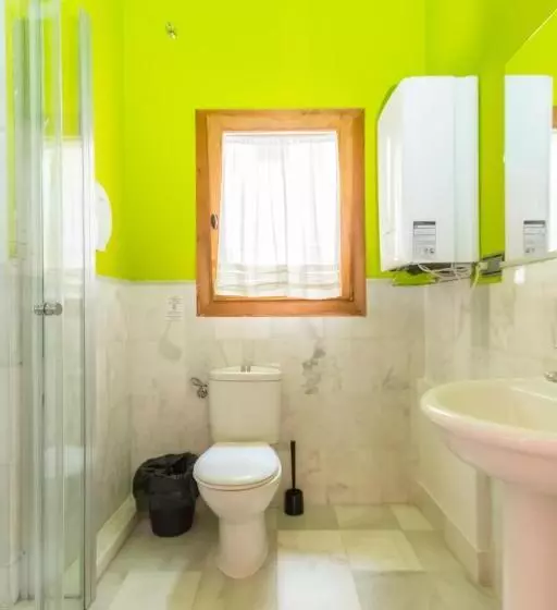 هاستل White Nest