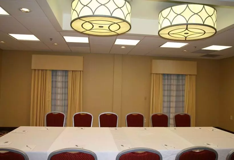 هتل Hampton Inn Richmond  Airport