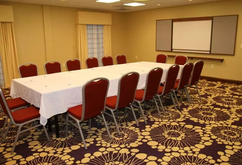 هتل Hampton Inn Richmond  Airport