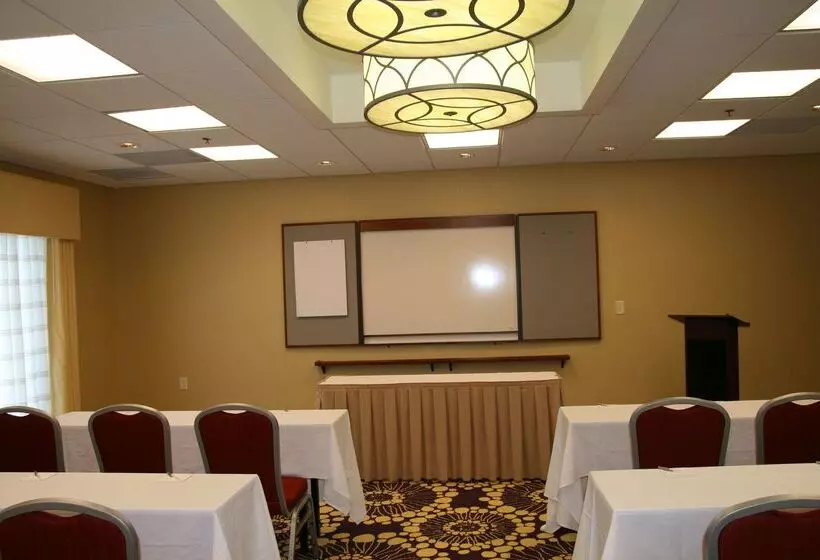 هتل Hampton Inn Richmond  Airport