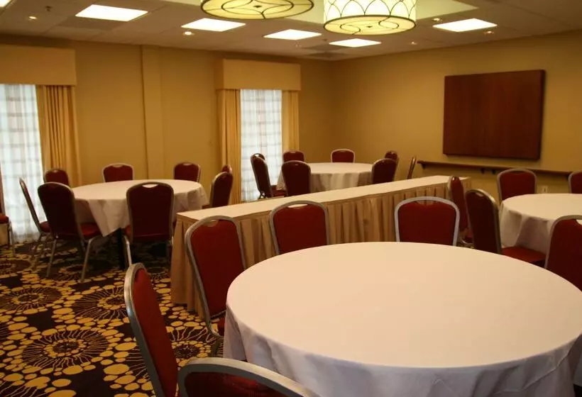 هتل Hampton Inn Richmond  Airport