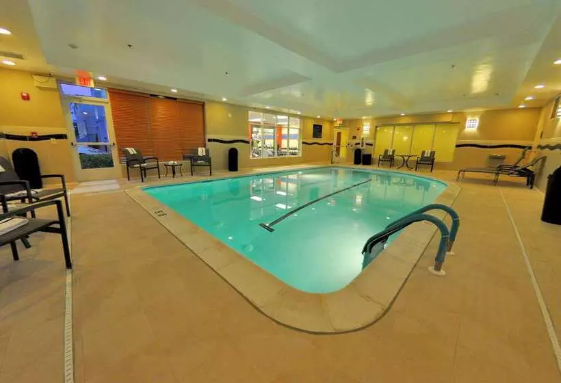 هتل Hampton Inn Richmond  Airport