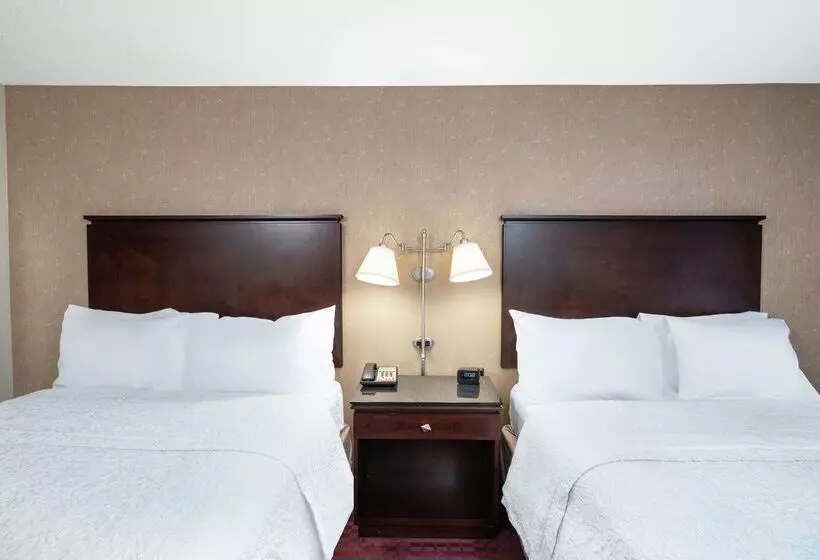 هتل Hampton Inn Richmond  Airport