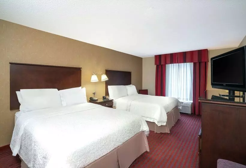 هتل Hampton Inn Richmond  Airport