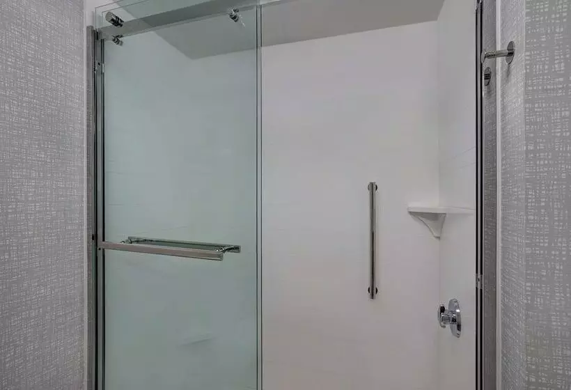 هتل Hampton Inn Utica