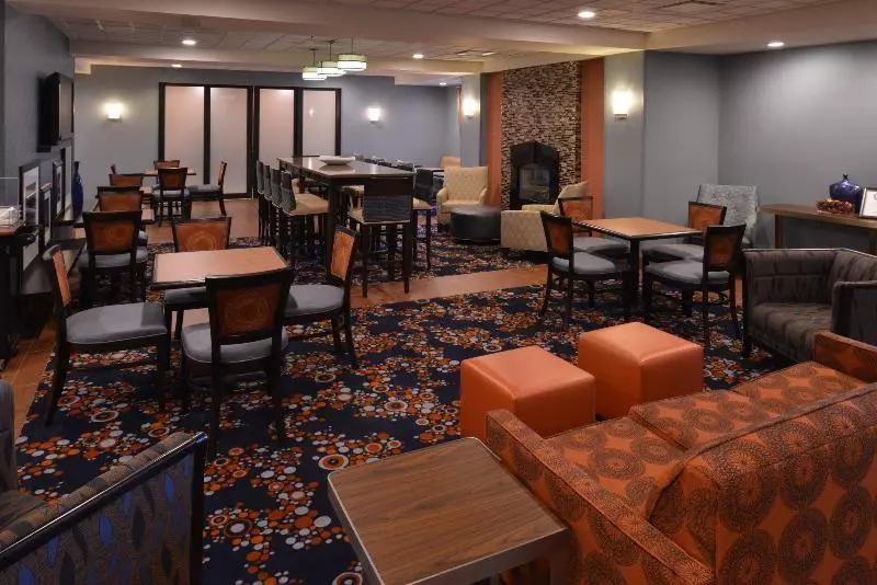 هتل Hampton Inn Utica