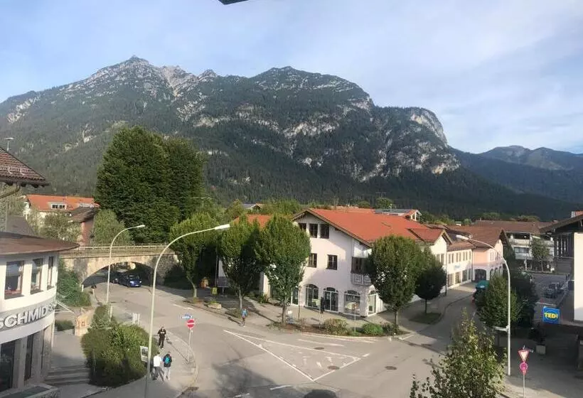 هتل Roter Hahn   Bed & Breakfast