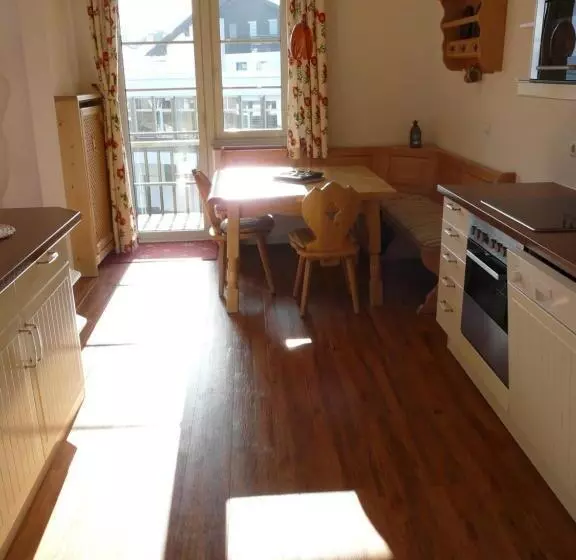 هتل Roter Hahn   Bed & Breakfast