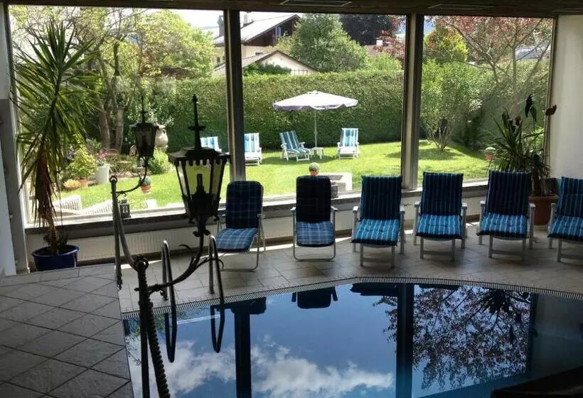 هتل Roter Hahn   Bed & Breakfast