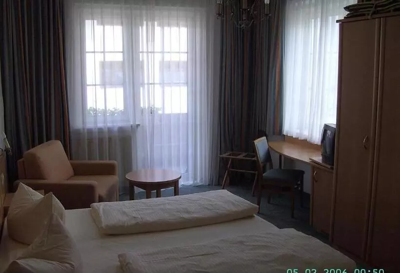 هتل Roter Hahn   Bed & Breakfast