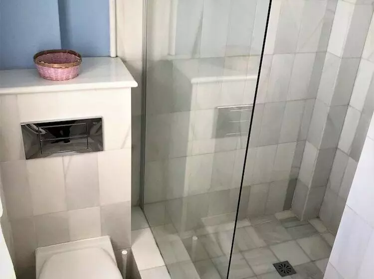 هاستل White Nest