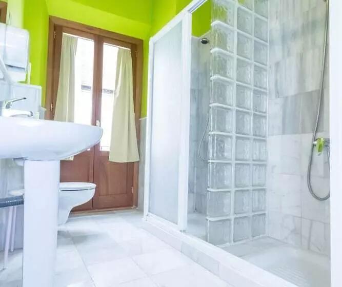 هاستل White Nest