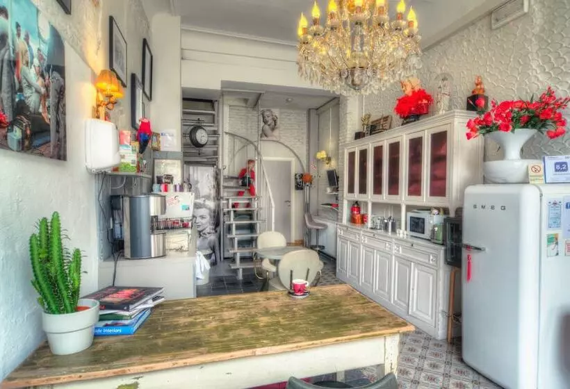 تختخواب و صبحانه Urban Dreams