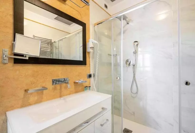 هتل The Five Oscars Inn