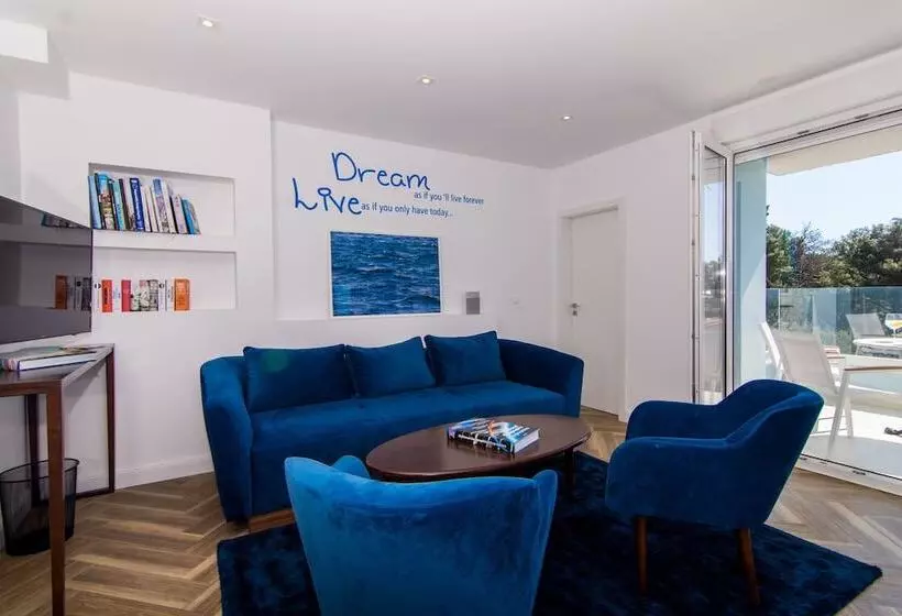 Seafront Luxury Apartments Fun