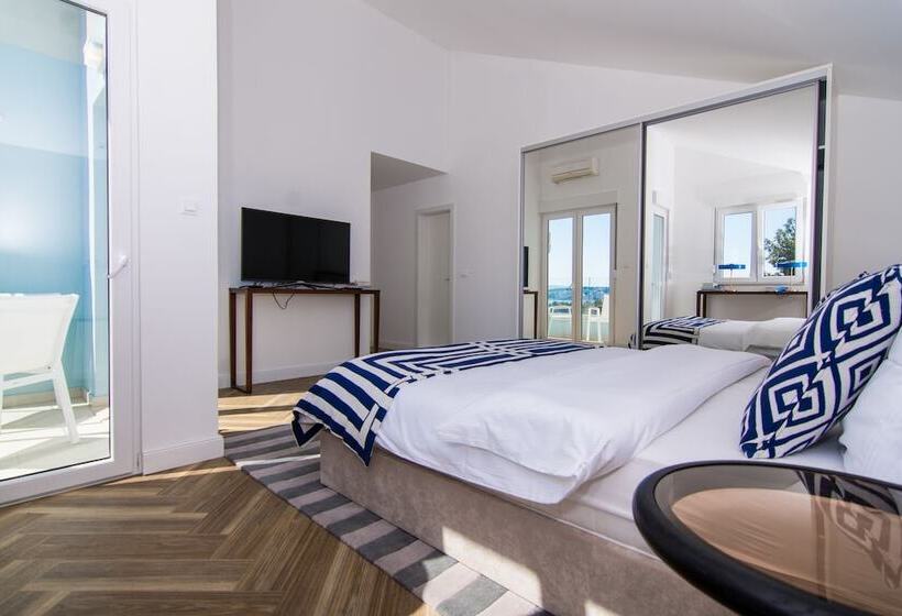 Seafront Luxury Apartments Fun