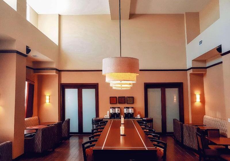 هتل Hampton Inn & Suites By Hilton Edmonton Intl Airport