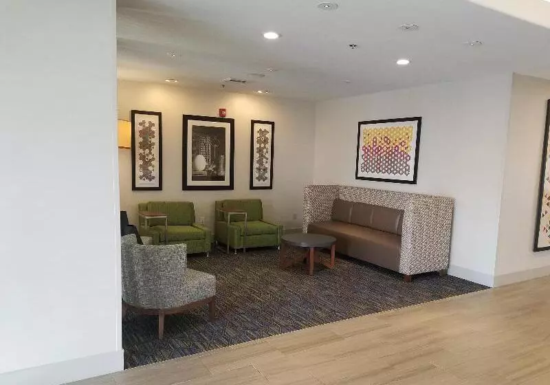 فندق Holiday Inn Express & Suites Dinuba West, An Ihg