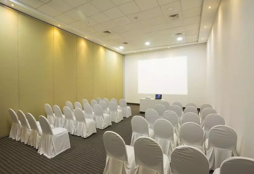 هتل Holiday Inn Express Mérida, An Ihg