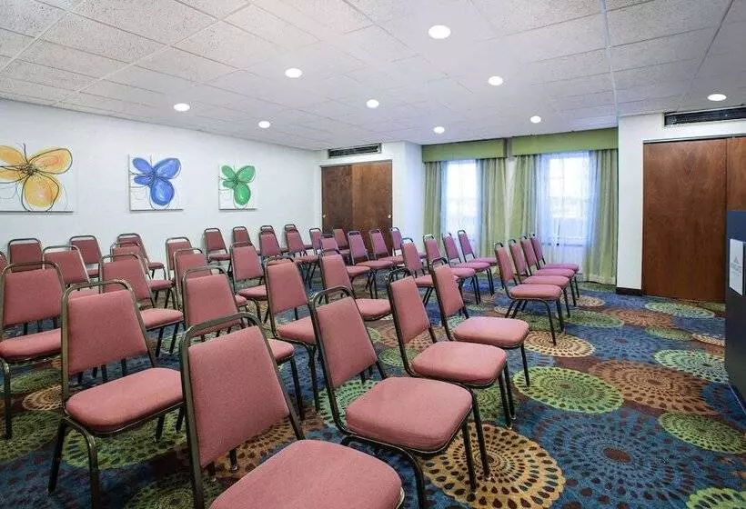 Hotel Wingate By Wyndham Roseville/detroit