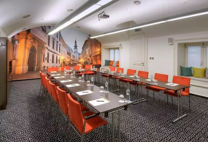 Roset Hotel & Residence