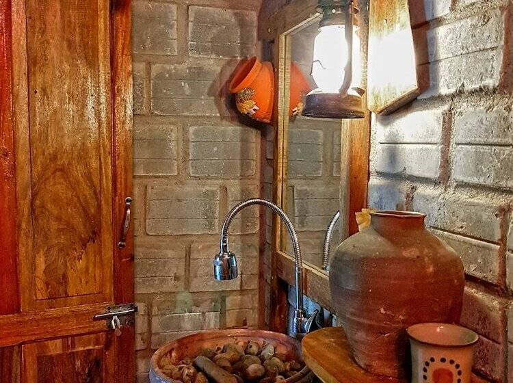 هتل Highway 20 Homestay