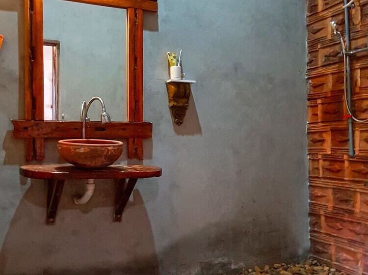 هتل Highway 20 Homestay