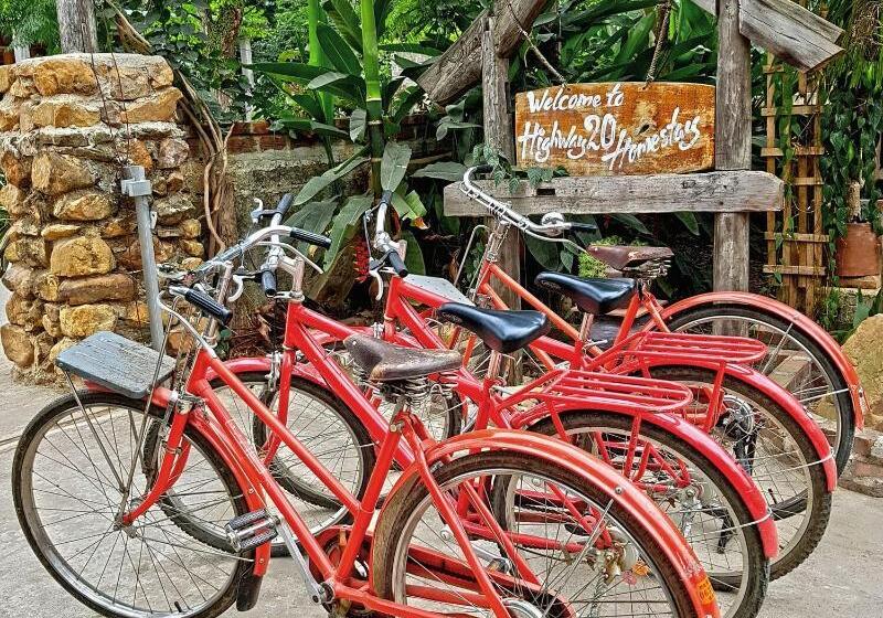 هتل Highway 20 Homestay