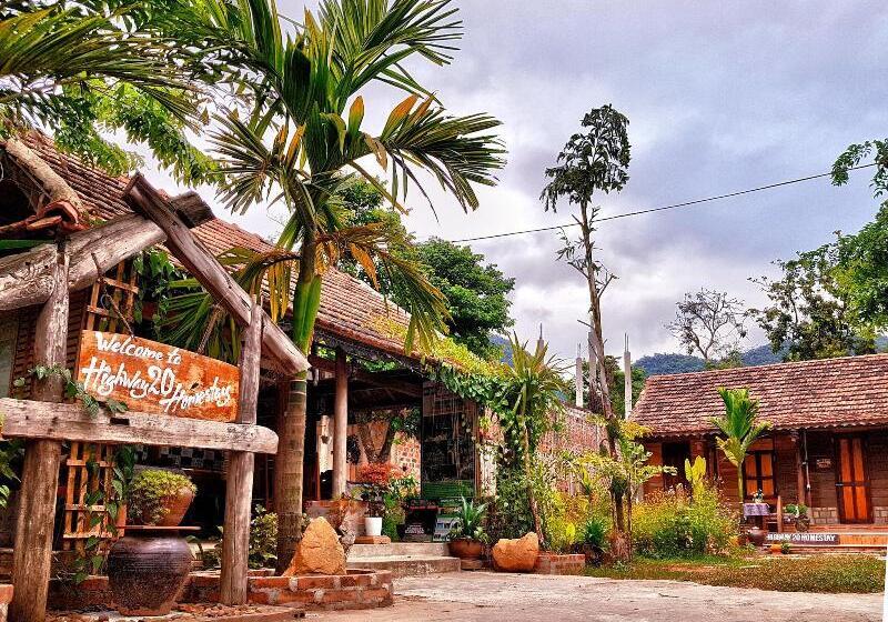 هتل Highway 20 Homestay