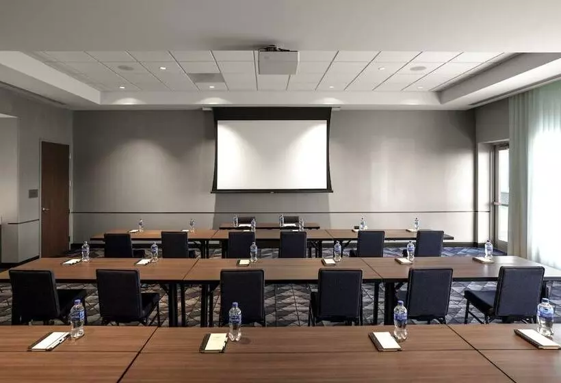 ホテル Courtyard By Marriott Indianapolis Fishers