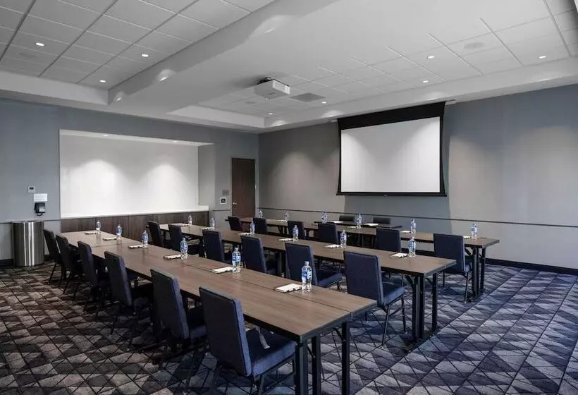 ホテル Courtyard By Marriott Indianapolis Fishers