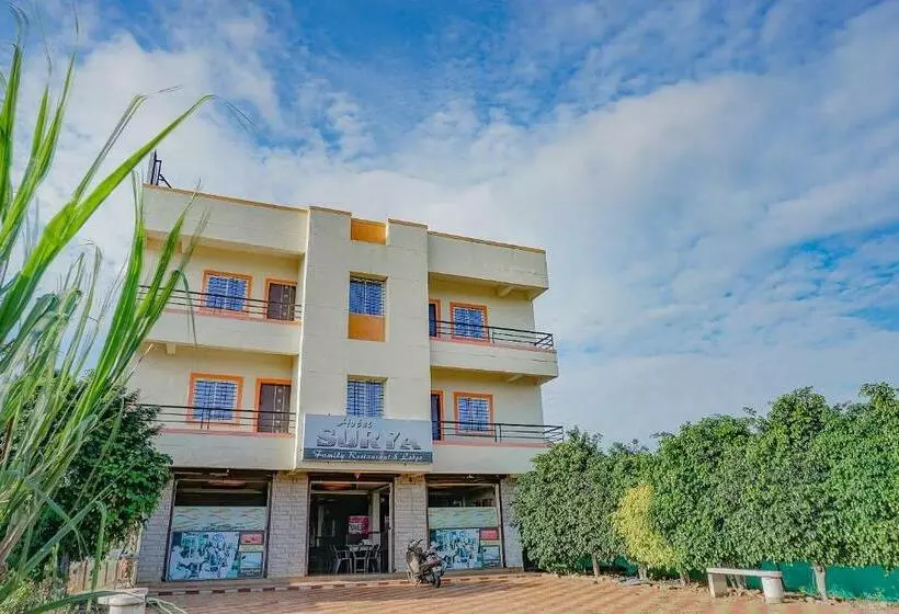 Hotelli Oyo Flagship 83107 Surya Lodge