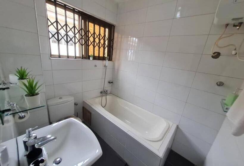 مبيت وإفطار Nesta Barron  Home Away From Home