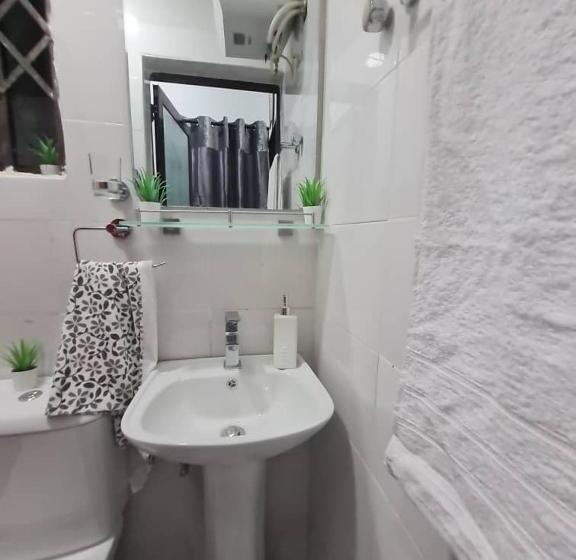 مبيت وإفطار Nesta Barron  Home Away From Home