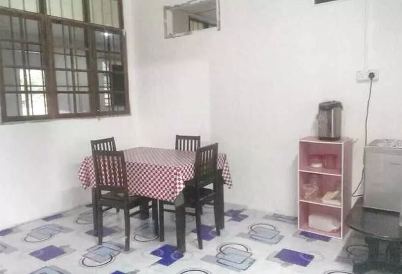 Hotelli Oyo 90335 Merkang Guesthouse